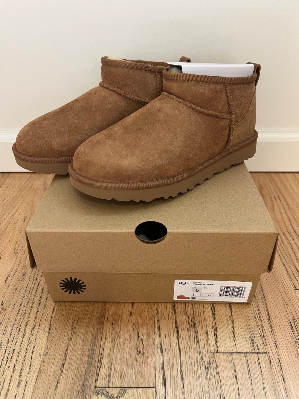 New in Box UGG Women’s Classic Ultra Mini Boot Chestnut Brown Size 6